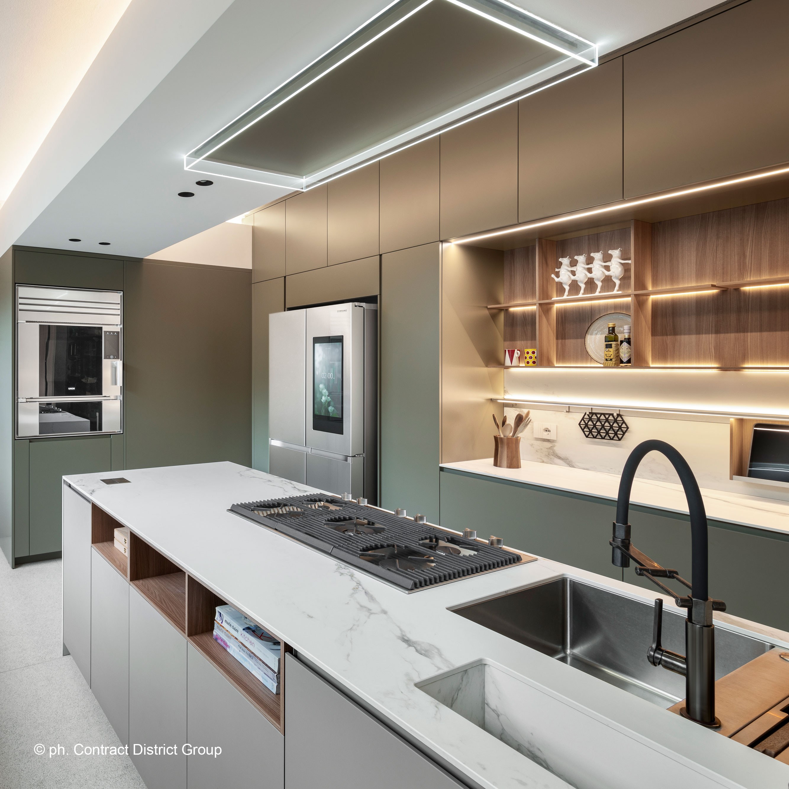 Continue lendo The glass's transparency and lightness enhance an elegant loft in Milan