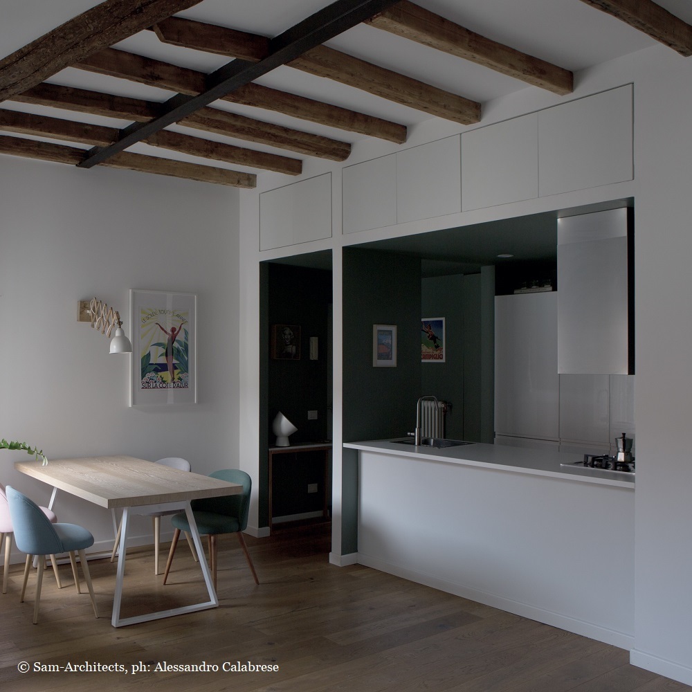 Continua a leggere Contrasti armonici di bianco e cromie accese